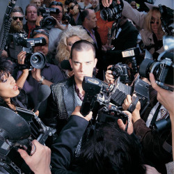 Robbie Williams - Let me entertain you